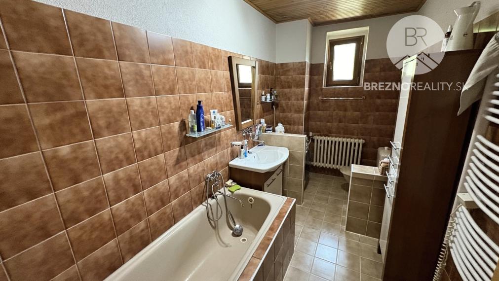 Dom na predaj s výbornou polohou a udržiavanou záhradou - Lopej - Podbrezová