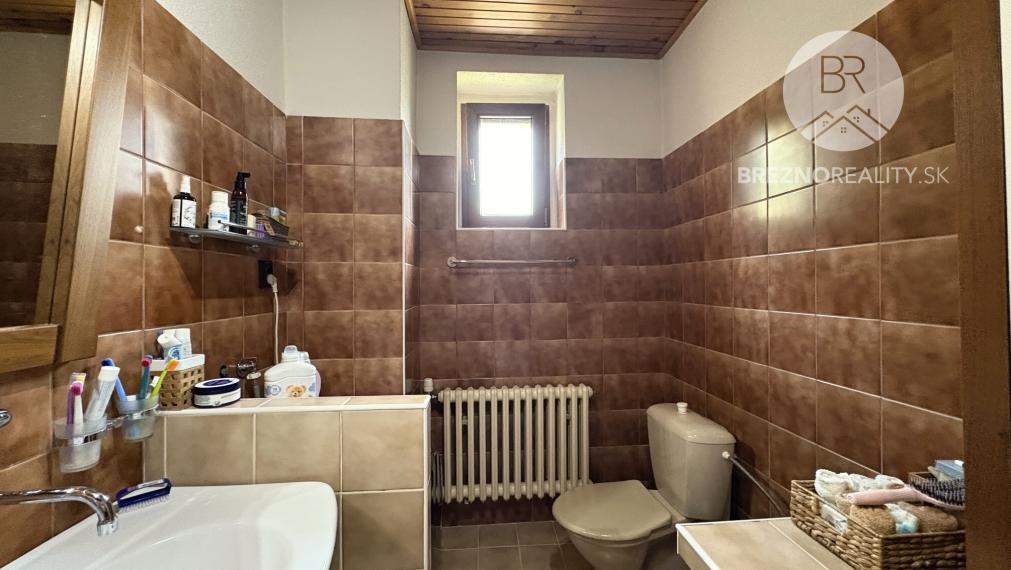 Dom na predaj s výbornou polohou a udržiavanou záhradou - Lopej - Podbrezová