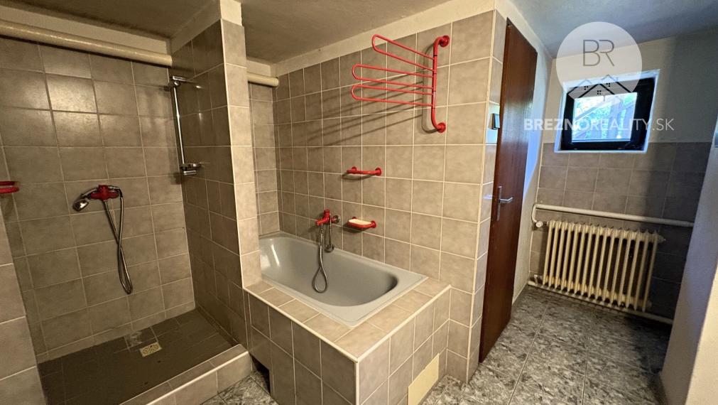 Dom na predaj s výbornou polohou a udržiavanou záhradou - Lopej - Podbrezová