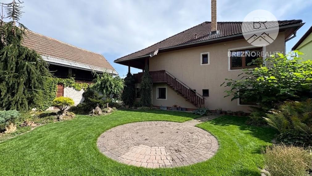 Dom na predaj s výbornou polohou a udržiavanou záhradou - Lopej - Podbrezová