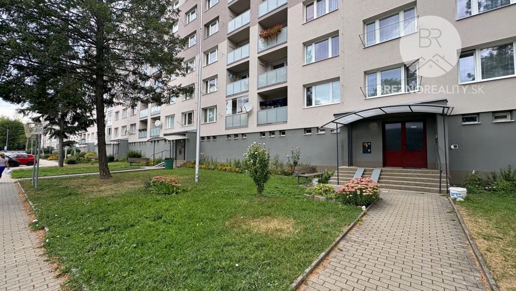Priestranný a svetlý 3-izbový byt s loggiou na ulici Malinovského v Brezne