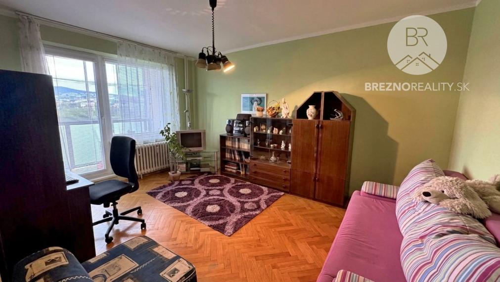 Priestranný a svetlý 3-izbový byt s loggiou na ulici Malinovského v Brezne