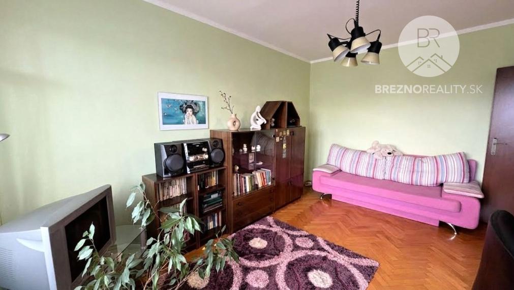 Priestranný a svetlý 3-izbový byt s loggiou na ulici Malinovského v Brezne