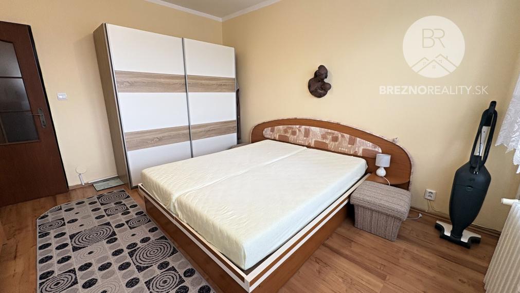 Priestranný a svetlý 3-izbový byt s loggiou na ulici Malinovského v Brezne