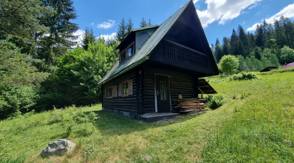 Rekreačný pozemok s drevenicou – Hronec - príroda, výhľady, polosamota