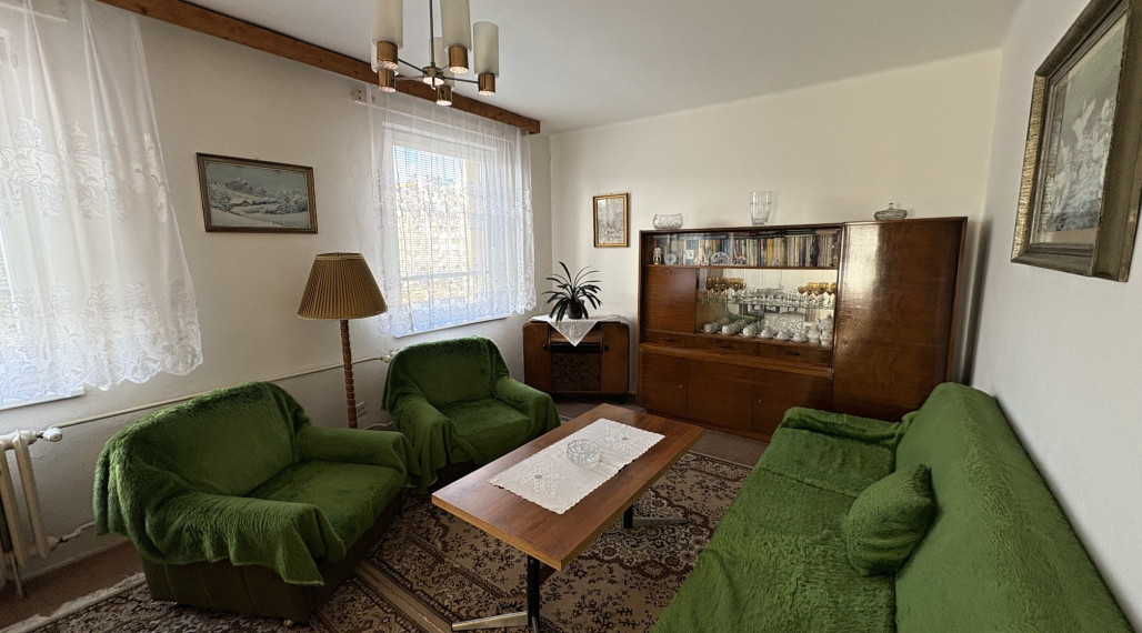 Priestranný 4,5- izbový byt s balkónom a loggiou blízko centra Brezna