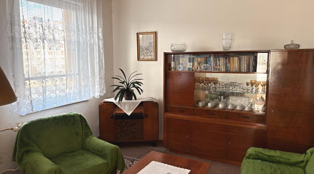 Priestranný 4 izbový byt s balkónom a loggiou blízko centra Brezna