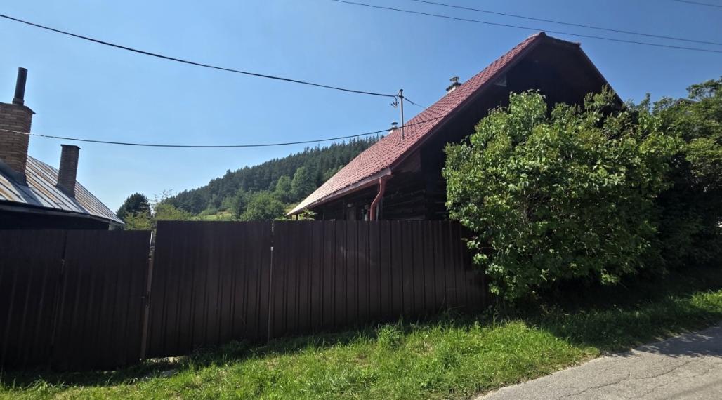 Tradičná drevenica na pokojnom  mieste - Pohorelá