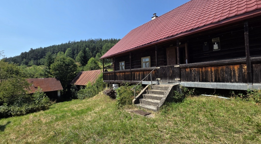 Tradičná drevenica na pokojnom  mieste - Pohorelá