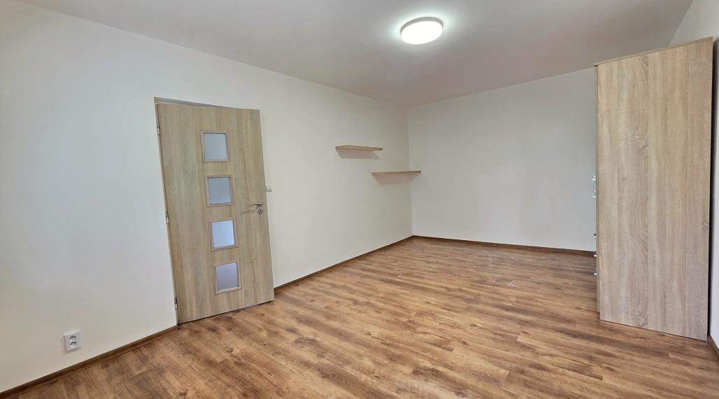 1-izbový byt po renovácii na prenájom – Podbrezová, Kolkáreň