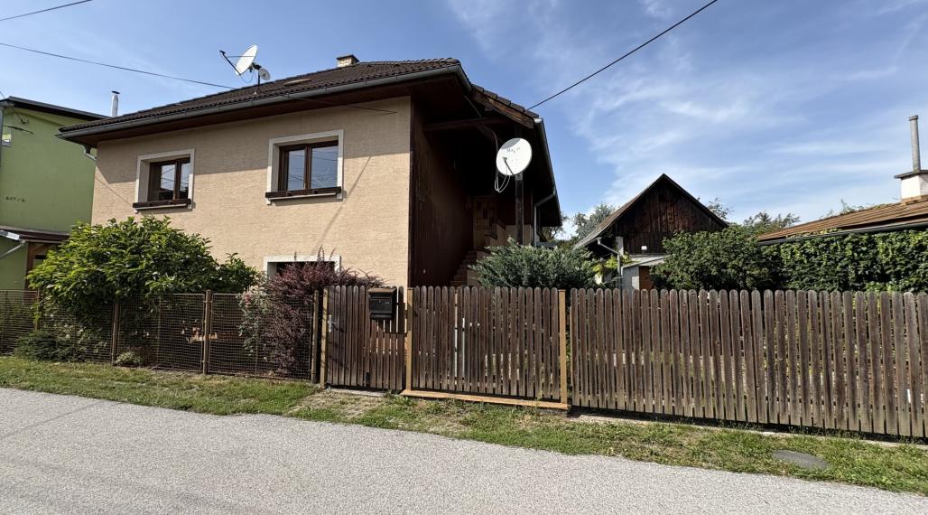 Dom na predaj s výbornou polohou a udržiavanou záhradou - Lopej - Podbrezová