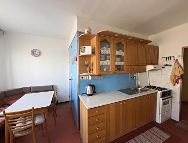 Priestranný 4 izbový byt s balkónom a loggiou blízko centra Brezna