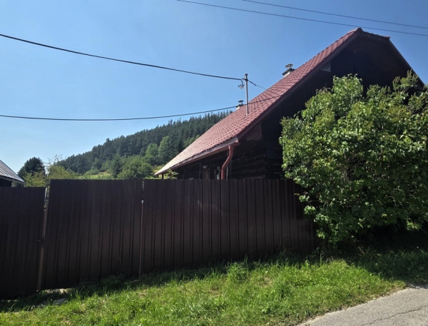 Tradičná drevenica na pokojnom  mieste - Pohorelá