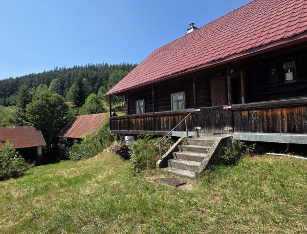 Tradičná drevenica na pokojnom  mieste - Pohorelá