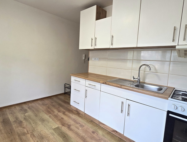1-izbový byt po renovácii na predaj – Podbrezová, časť Kolkáreň